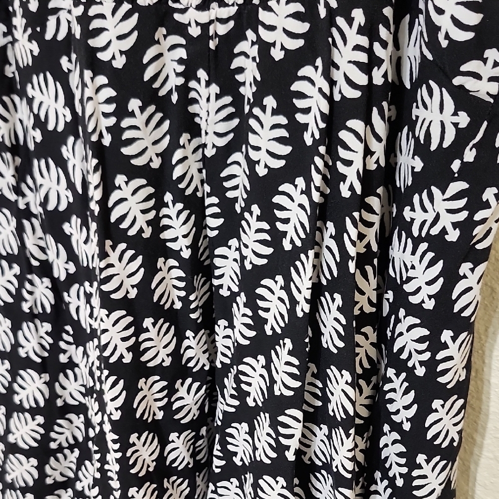 Old Navy Black and White Spaghetti Strap Mini Sundress - Picture 7 of 8